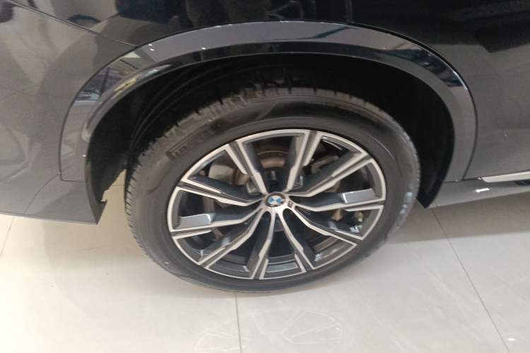 Used BMW X5 2023 xDrive 30Li M Sport Package Exterior 5