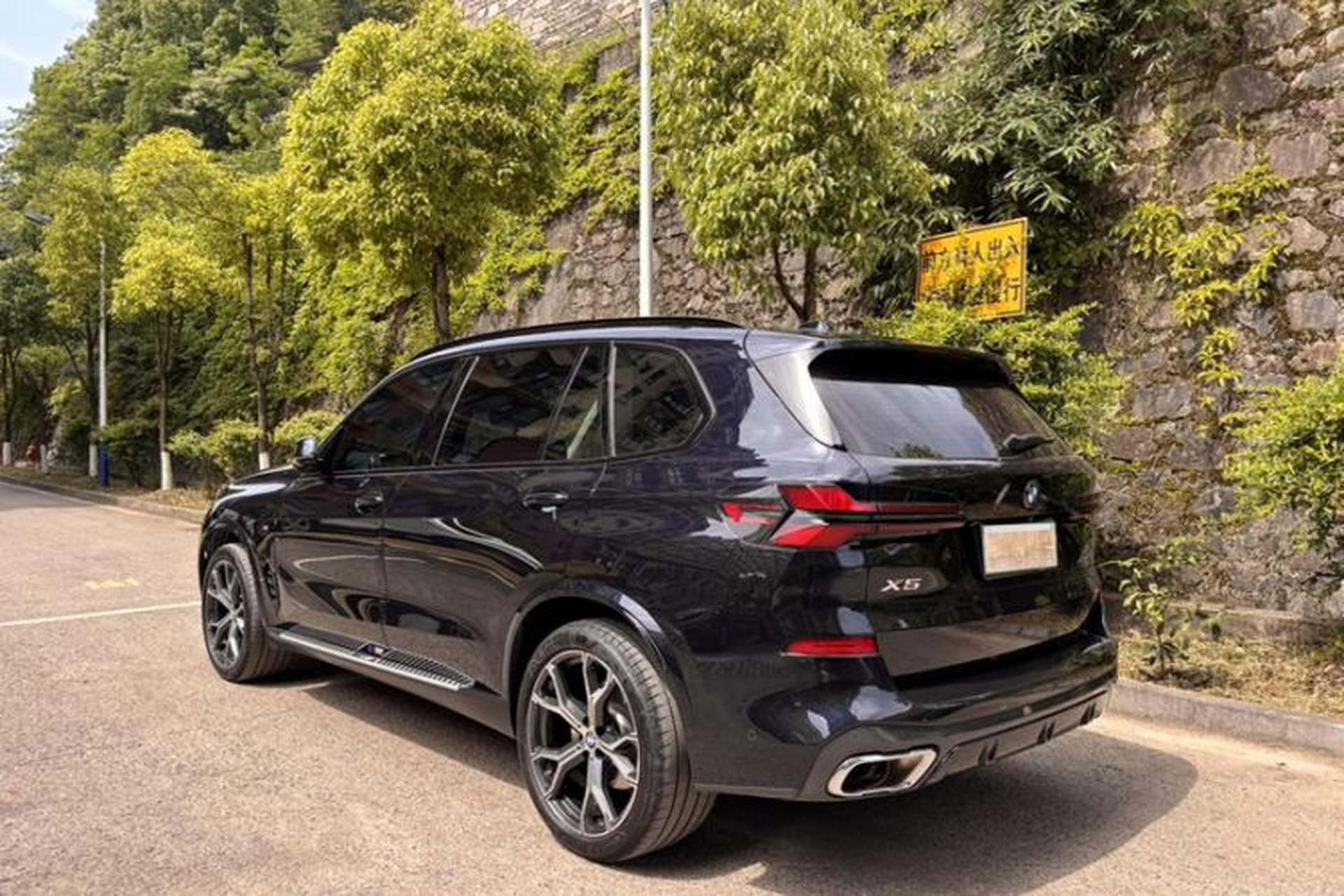Used BMW X5 2023 xDrive 30Li Luxury M Sport Night Edition Package Exterior 8