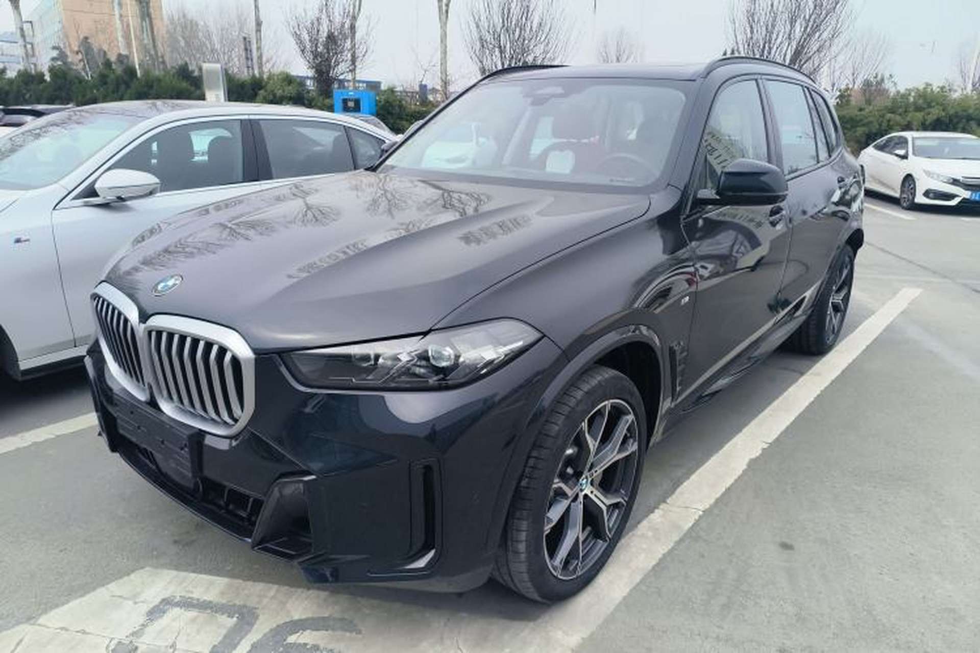 Used BMW X5 2023 xDrive 30Li Luxury M Sport Night Edition Package Front Left 45 Deg