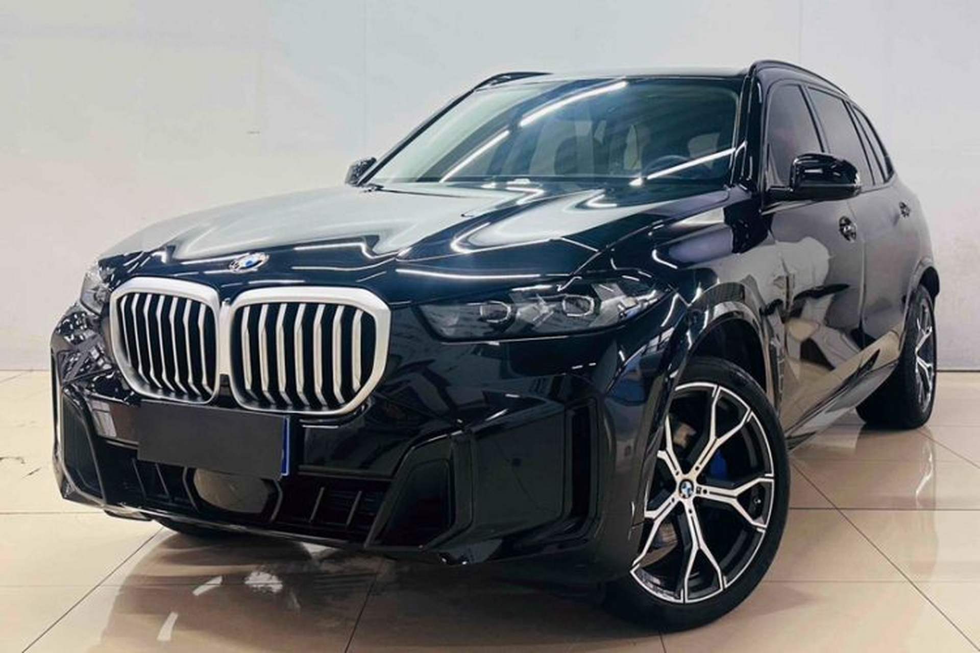 Used BMW X5 2023 xDrive 30Li Luxury M Sport Night Edition Package Front Left 45 Deg
