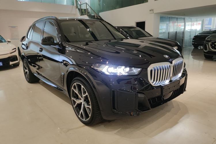 Used BMW X5 2023 xDrive 30Li Luxury M Sport Night Edition Package Front Right 45 Deg