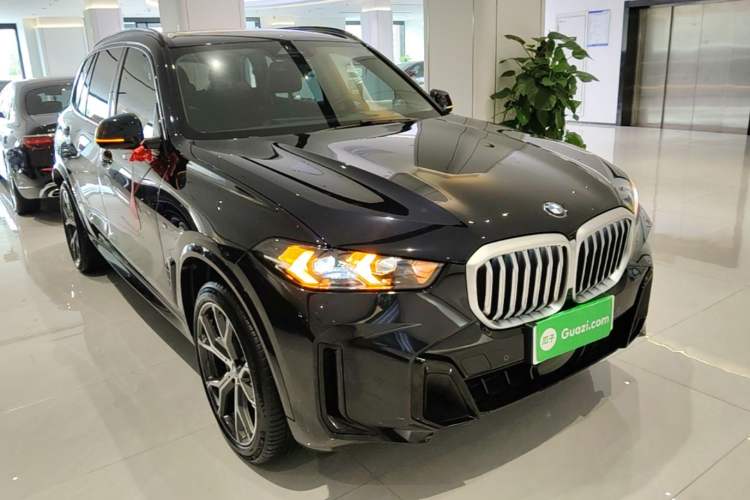 Used BMW X5 2023 xDrive 30Li Luxury M Sport Night Edition Package Front Right 45 Deg
