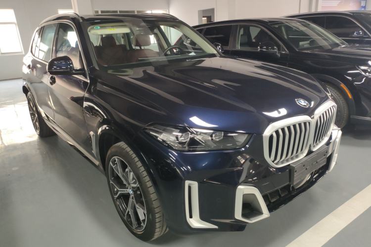 Used BMW X5 2023 xDrive 30Li Luxury M Sport Package Front Right 45 Deg