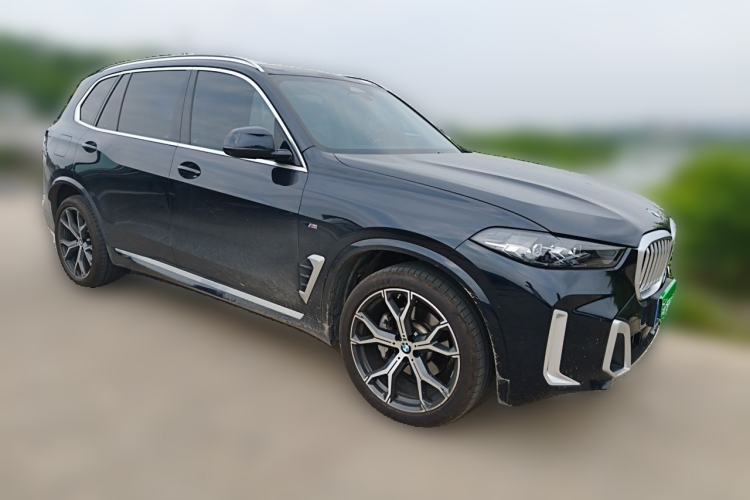 Used BMW X5 2023 xDrive 30Li Luxury M Sport Package Front Right 45 Deg