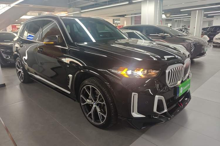 Used BMW X5 2023 xDrive 30Li Luxury M Sport Package Front Right 45 Deg