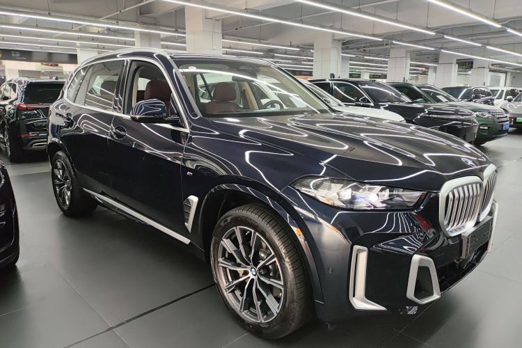 Used BMW X5 2023 xDrive 30Li M Sport Package Front Right 45 Deg