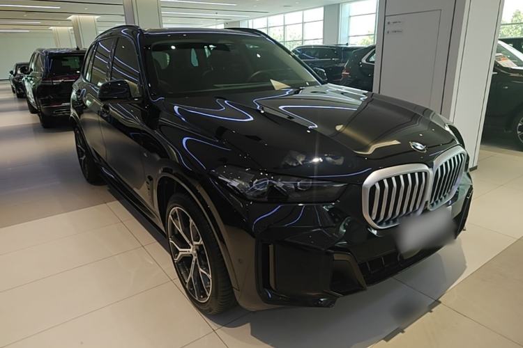 Used BMW X5 2023 xDrive 30Li Luxury M Sport Night Edition Package Front Right 45 Deg