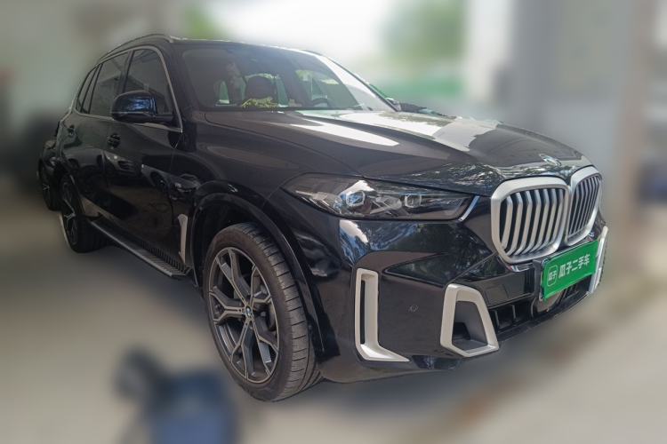 Used BMW X5 2023 xDrive 30Li Luxury M Sport Package Front Right 45 Deg