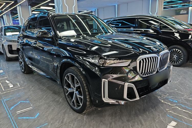 Used BMW X5 2023 xDrive 30Li Luxury M Sport Package Front Right 45 Deg