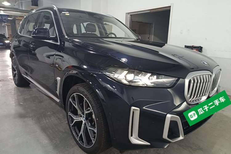 Used BMW X5 2023 xDrive 30Li Luxury M Sport Package Front Right 45 Deg