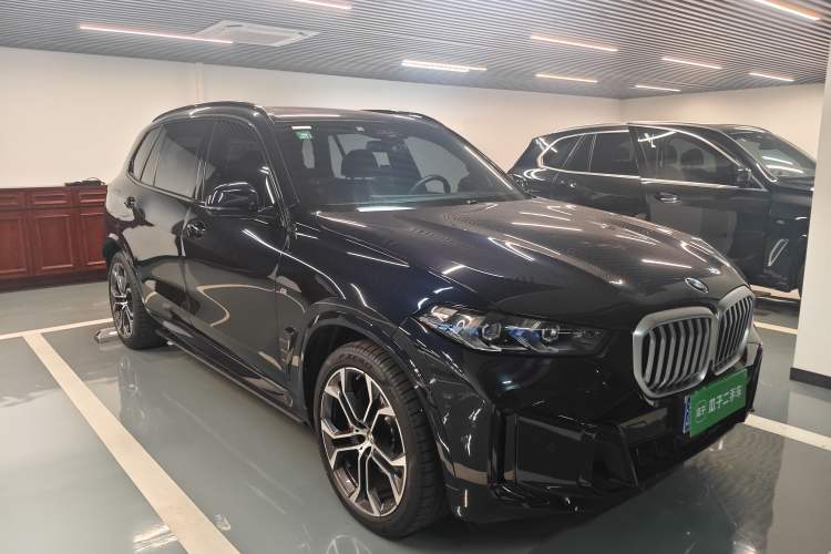 Used BMW X5 2023 xDrive 40Li Luxury Edition M Sport Night Vision Package Front Right 45 Deg