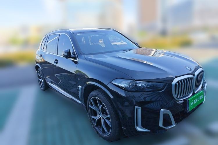 Used BMW X5 2023 xDrive 30Li Luxury M Sport Package Front Right 45 Deg