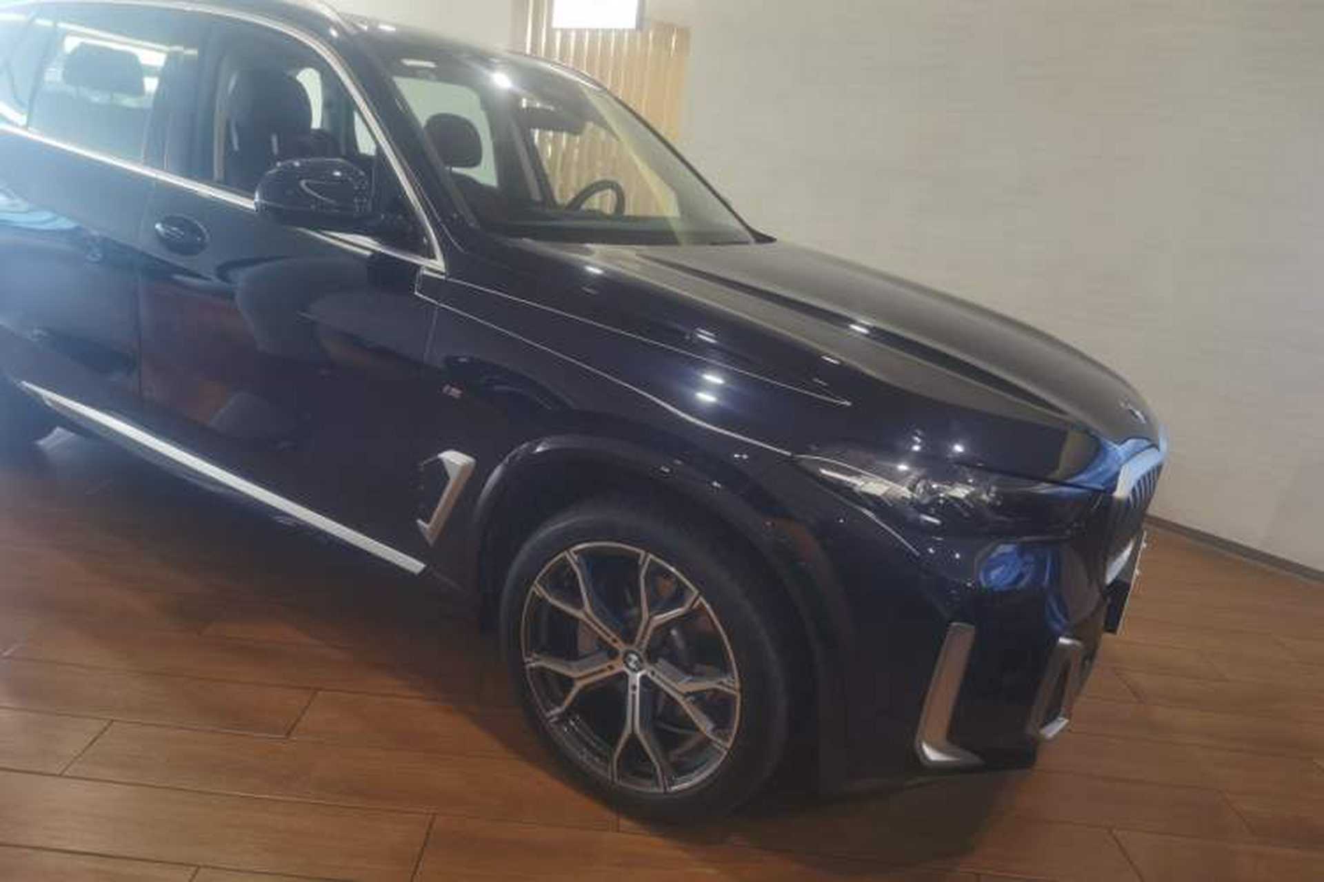 Used BMW X5 2023 xDrive 30Li Luxury M Sport Package Front Right 45 Deg
