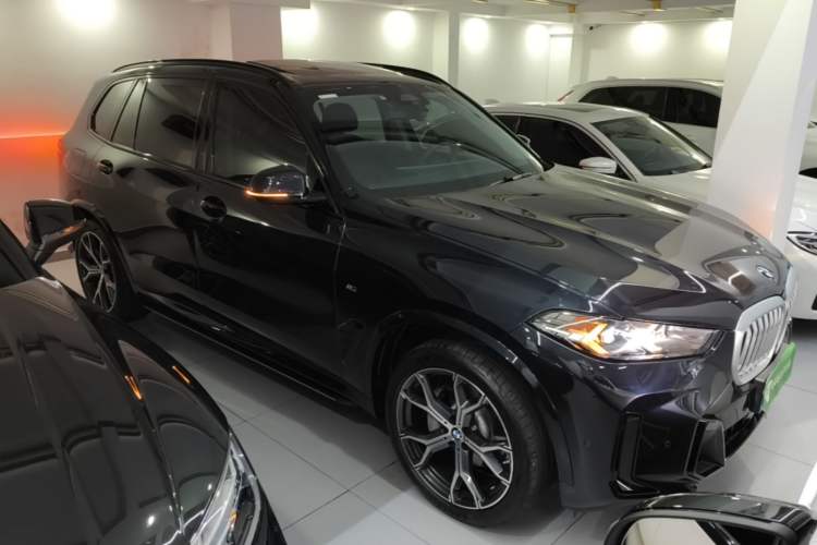 Used BMW X5 2023 xDrive 30Li Luxury M Sport Night Edition Package Front Right 45 Deg