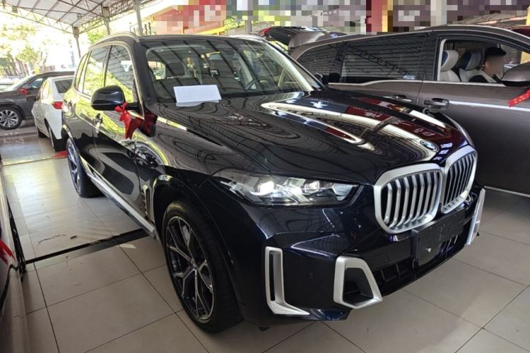 Used BMW X5 2023 xDrive 30Li Luxury M Sport Package Front Right 45 Deg