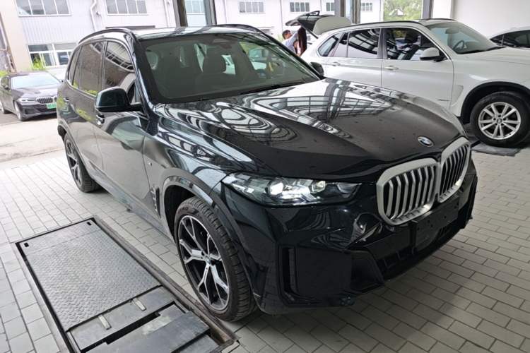 Used BMW X5 2023 xDrive 30Li Luxury M Sport Night Edition Package Front Right 45 Deg