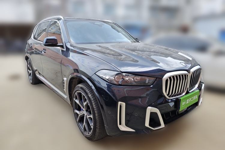 Used BMW X5 2023 xDrive 30Li Luxury M Sport Package Front Right 45 Deg