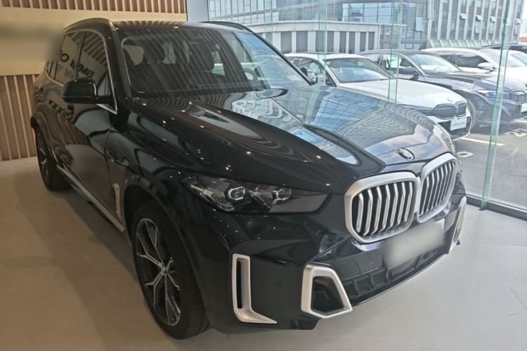 Used BMW X5 2023 xDrive 30Li Luxury M Sport Package Front Right 45 Deg