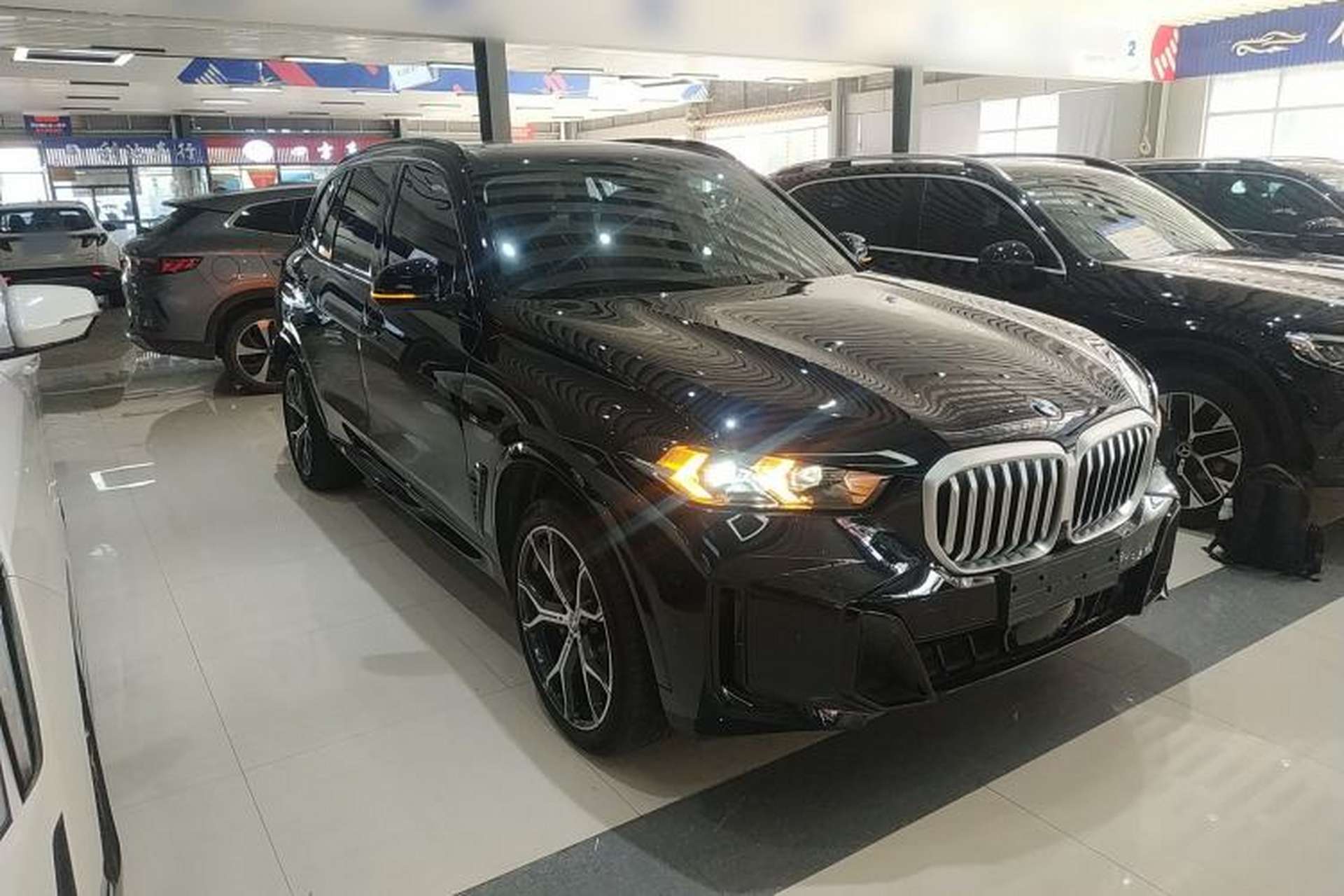 Used BMW X5 2023 xDrive 30Li Luxury M Sport Night Edition Package Front Right 45 Deg