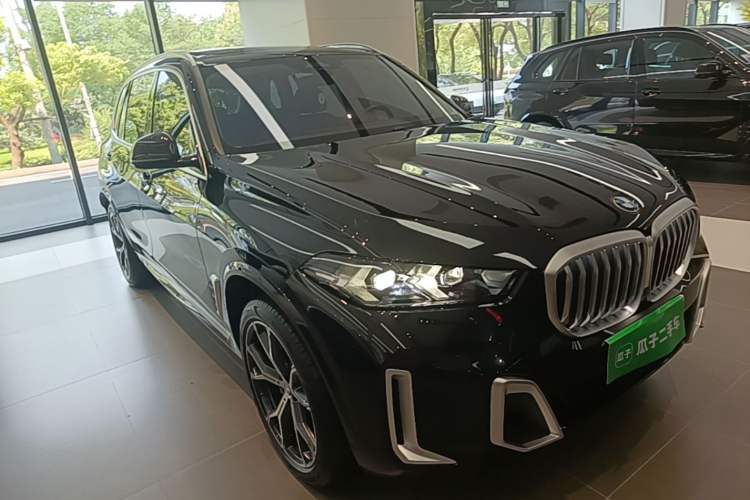 Used BMW X5 2023 xDrive 30Li Luxury M Sport Package Front Right 45 Deg
