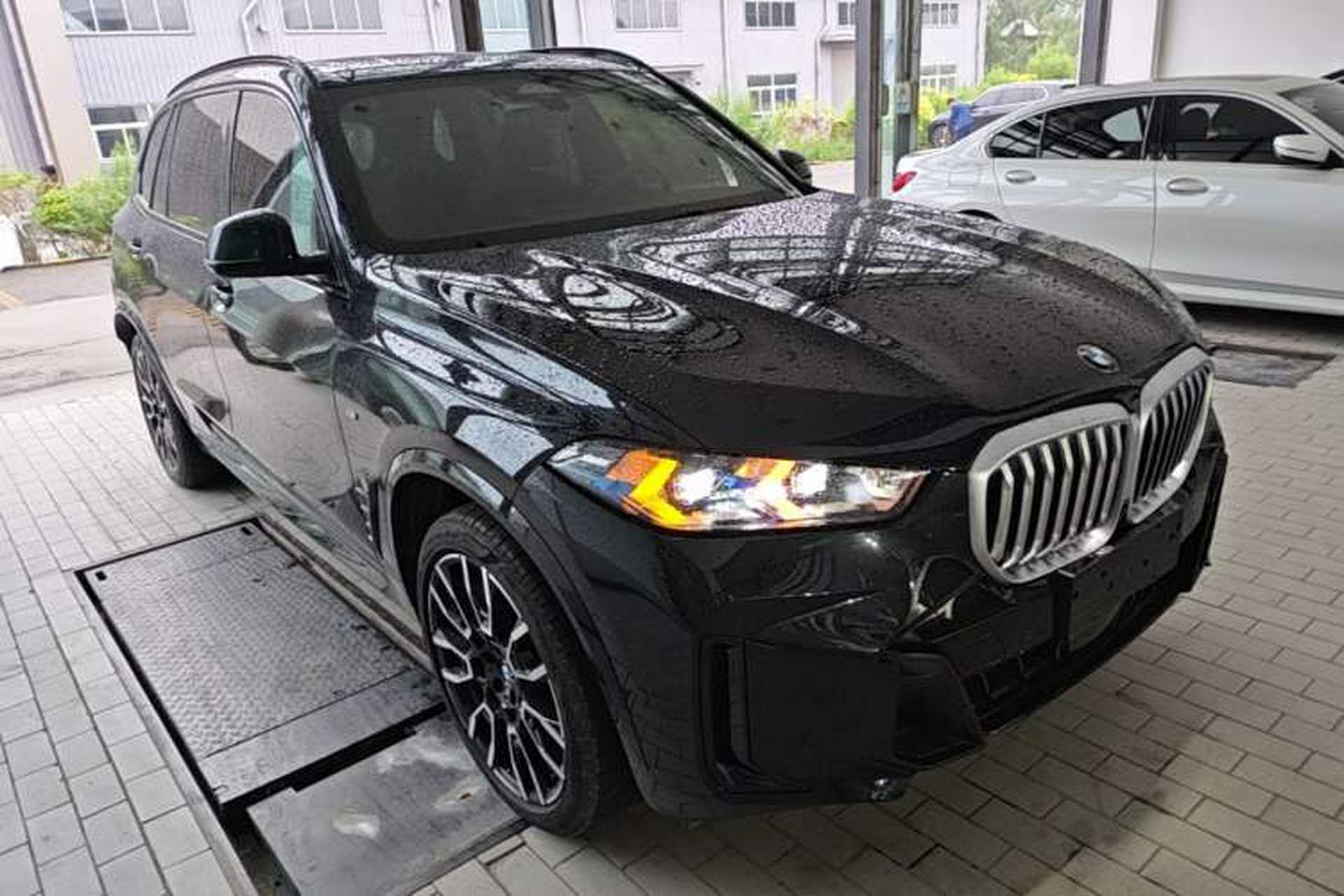 Used BMW X5 2023 xDrive 40Li M Sport Night Edition Package Front Right 45 Deg