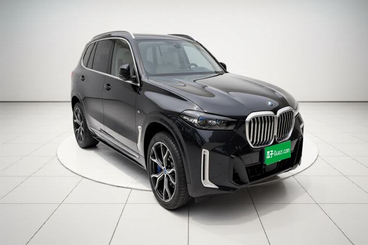 Used BMW X5 2023 xDrive 30Li Luxury M Sport Package Front Right 45 Deg