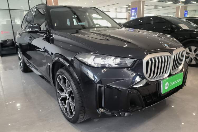 Used BMW X5 2023 xDrive 30Li Luxury M Sport Night Edition Package Front Right 45 Deg