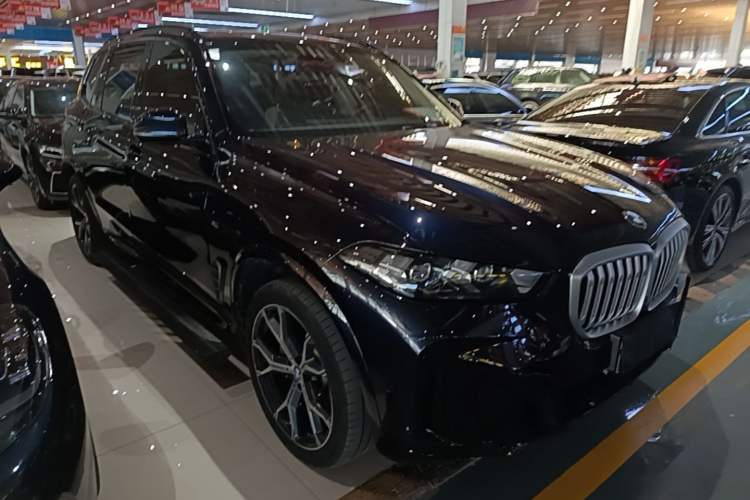 Used BMW X5 2023 xDrive 30Li Luxury M Sport Night Edition Package Front Right 45 Deg