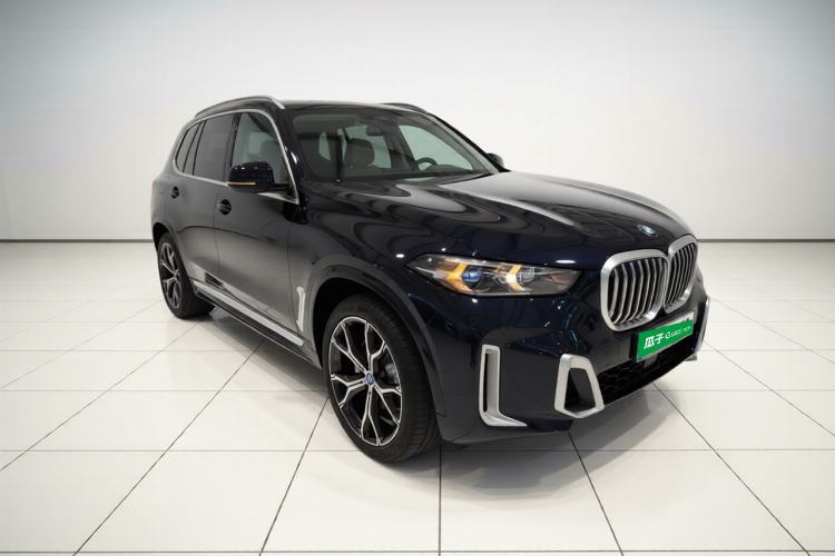 Used BMW X5 2023 xDrive 30Li Luxury M Sport Package Front Right 45 Deg