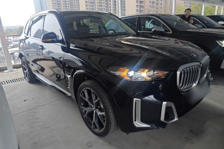 Used BMW X5 2023 xDrive 30Li Luxury M Sport Package Front Right 45 Deg