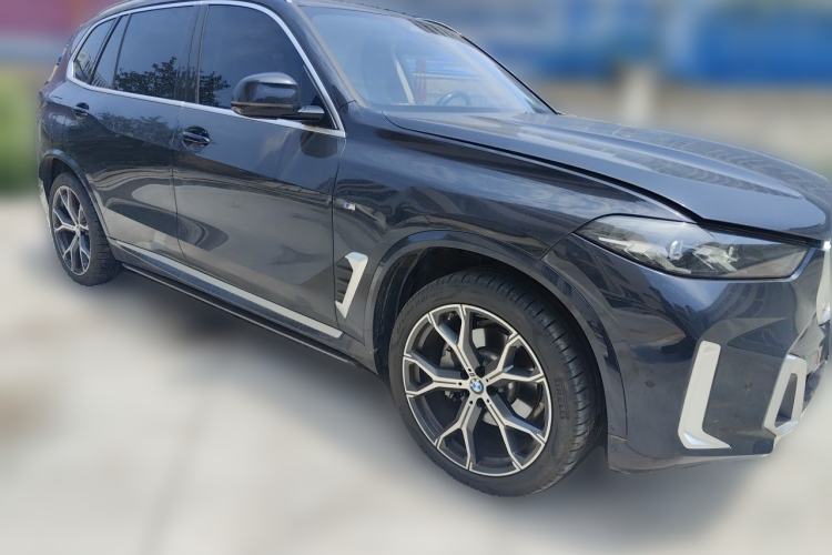 Used BMW X5 2023 xDrive 30Li Luxury M Sport Package Front Right 45 Deg