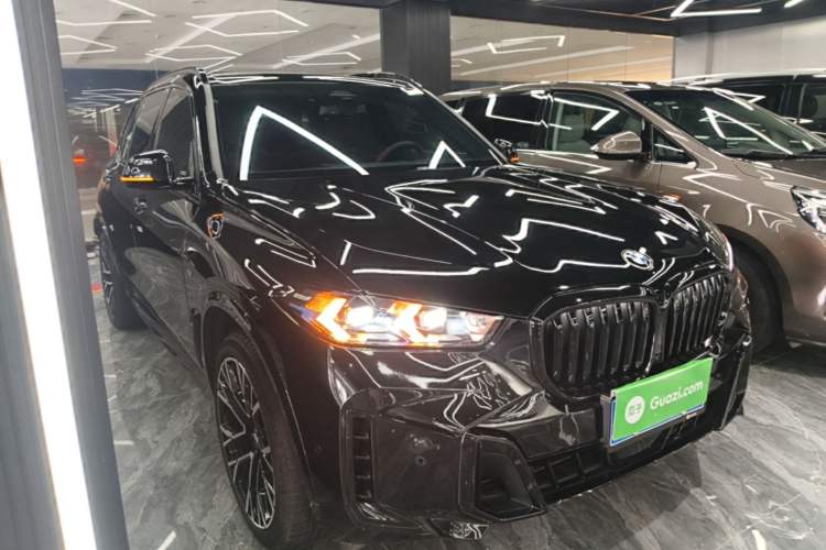 Used BMW X5 2023 xDrive 40Li M Sport Package Front Right 45 Deg