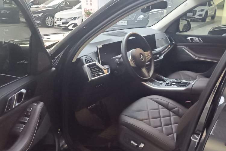 Used BMW X5 2023 xDrive 30Li M Sport Package Interior 3