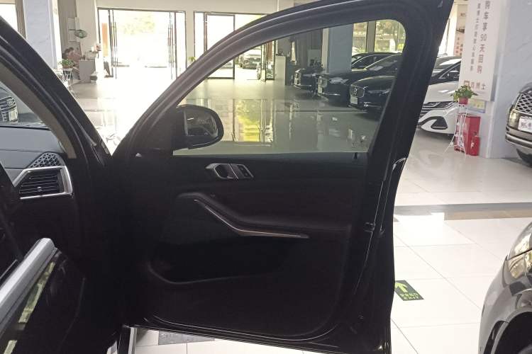 Used BMW X5 2023 xDrive 30Li M Sport Package Interior 5