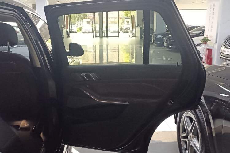 Used BMW X5 2023 xDrive 30Li M Sport Package Interior 6