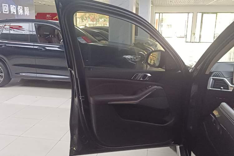 Used BMW X5 2023 xDrive 30Li M Sport Package Interior 7
