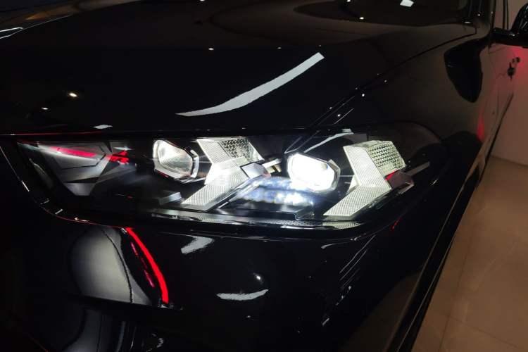 Used BMW X5 2023 xDrive 30Li Luxury M Sport Night Edition Package Left Front Headlight