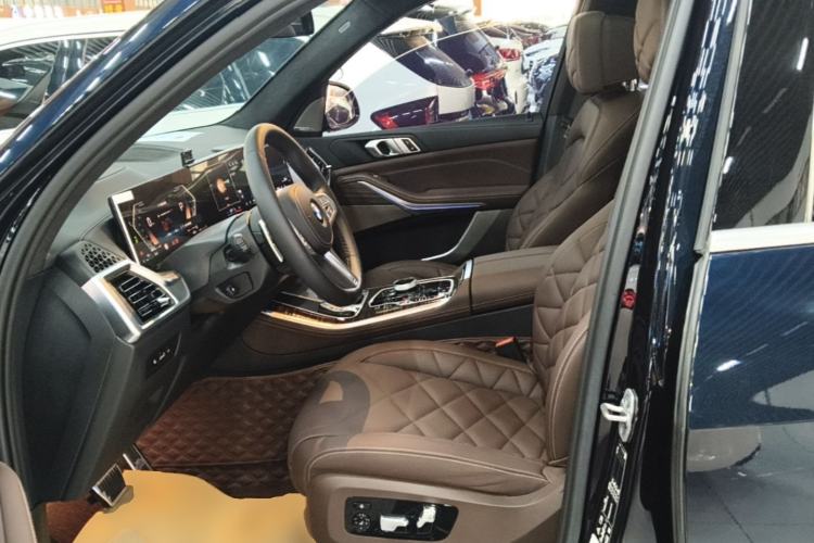 Used BMW X5 2023 xDrive 40Li M Sport Package Left Front Seat