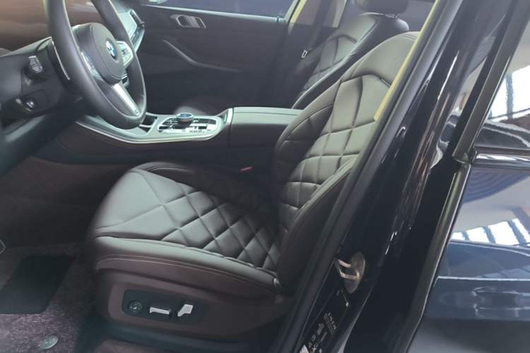 Used BMW X5 2023 xDrive 30Li Luxury M Sport Night Edition Package Left Front Seat