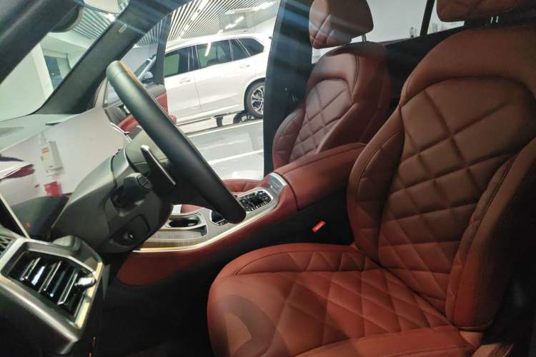 Used BMW X5 2023 xDrive 40Li Luxury Edition M Sport Night Vision Package Left Front Seat