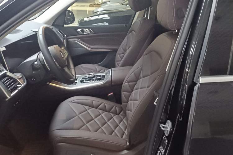 Used BMW X5 2023 xDrive 30Li M Sport Package Left Front Seat