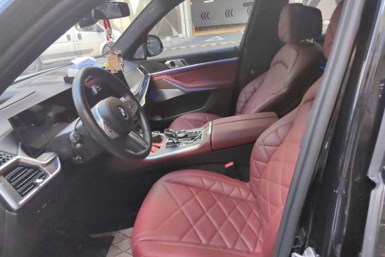 Used BMW X5 2023 xDrive 40Li Luxury Edition M Sport Night Vision Package Left Front Seat