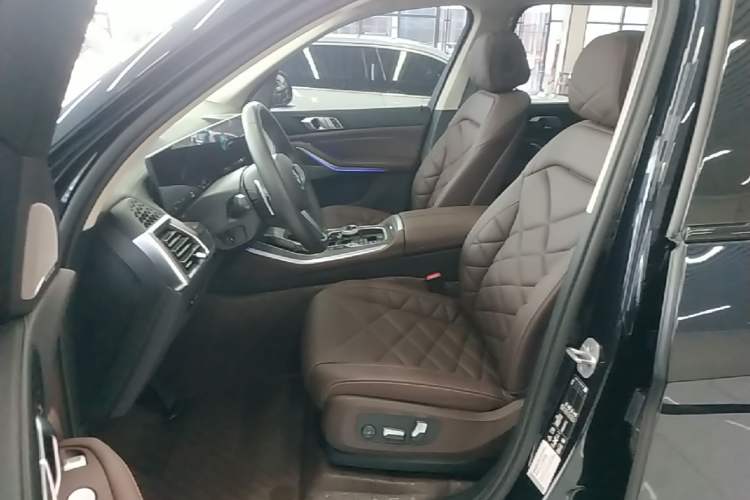 Used BMW X5 2023 xDrive 30Li Luxury M Sport Package Left Front Seat