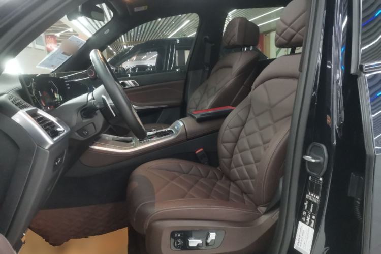 Used BMW X5 2023 xDrive 40Li Luxury Edition M Sport Night Vision Package Left Front Seat