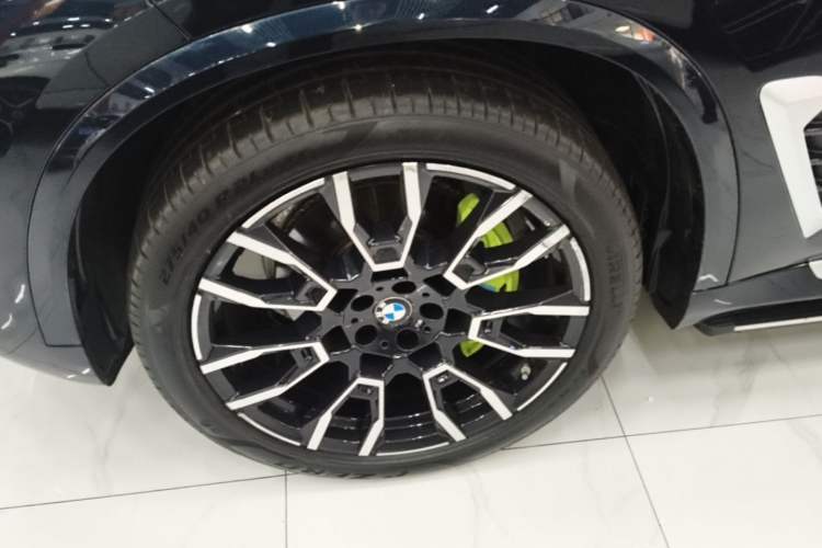 Used BMW X5 2023 xDrive 40Li M Sport Package Left Front Wheel Hub