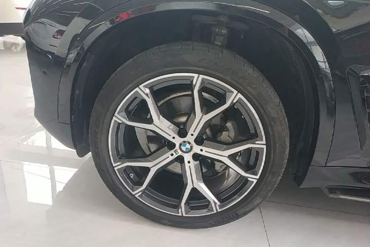 Used BMW X5 2023 xDrive 30Li Luxury M Sport Night Edition Package Left Front Wheel Hub