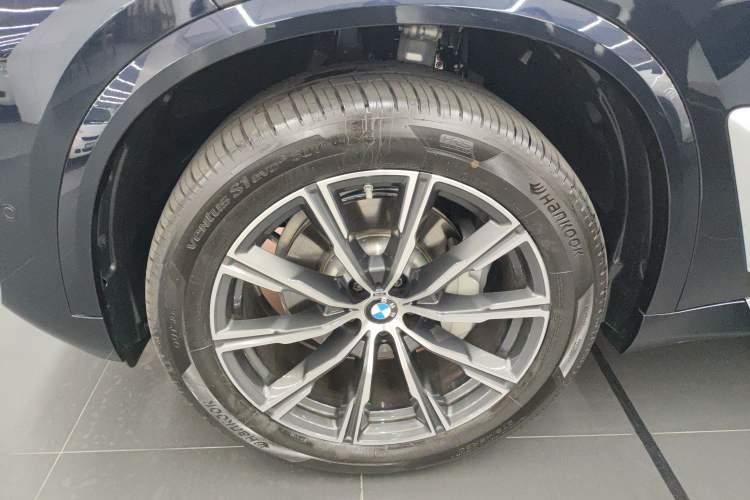Used BMW X5 2023 xDrive 30Li M Sport Package Left Front Wheel Hub
