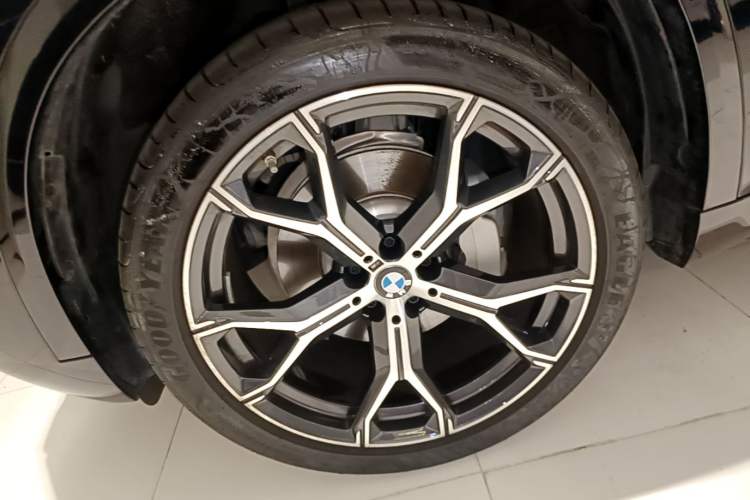 Used BMW X5 2023 xDrive 30Li Luxury M Sport Night Edition Package Left Front Wheel Hub