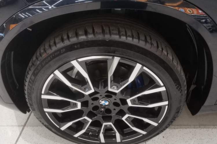 Used BMW X5 2023 xDrive 40Li M Sport Night Edition Package Left Front Wheel Hub