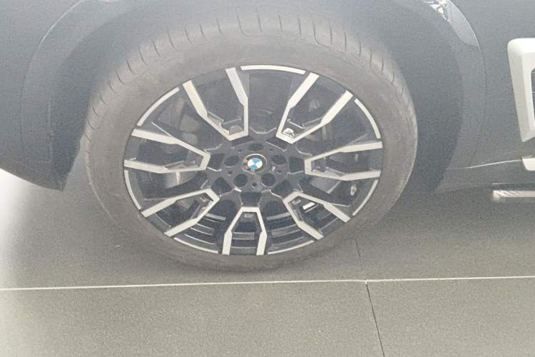 Used BMW X5 2023 xDrive 40Li M Sport Package Left Front Wheel Hub
